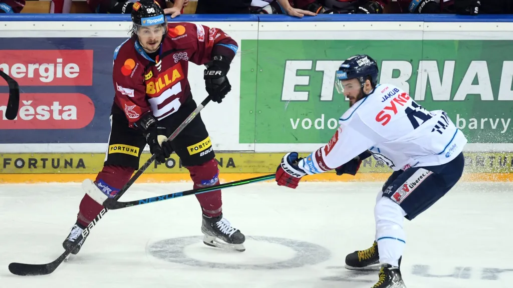 Sparťanský útočník David Tomášek proti Tomáši Filippimu z Liberce