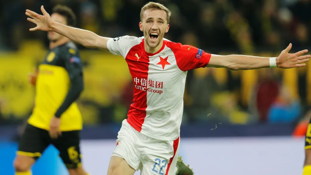 Záložník Slavie Tomáš Souček slaví gól proti Dortmundu