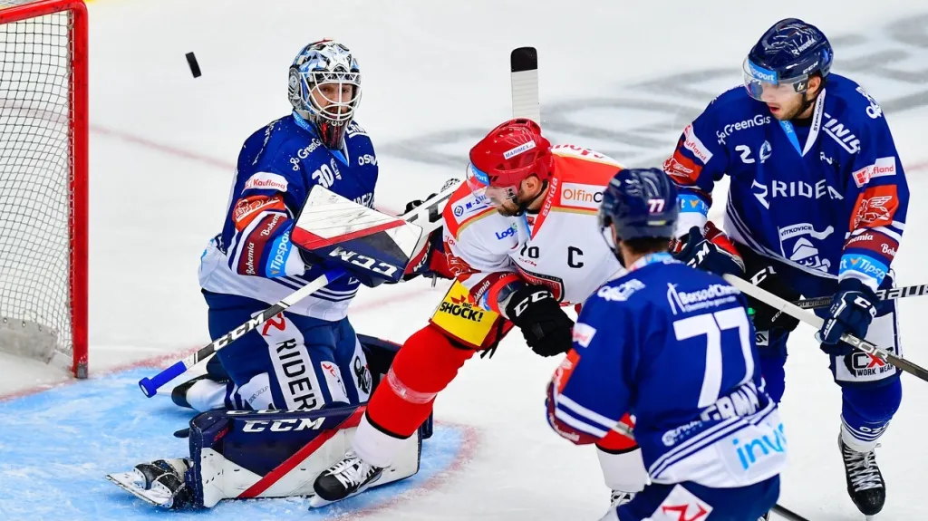 Hradecký kapitán Radek Smoleňák bojuje ve vítkovickém brankovišti