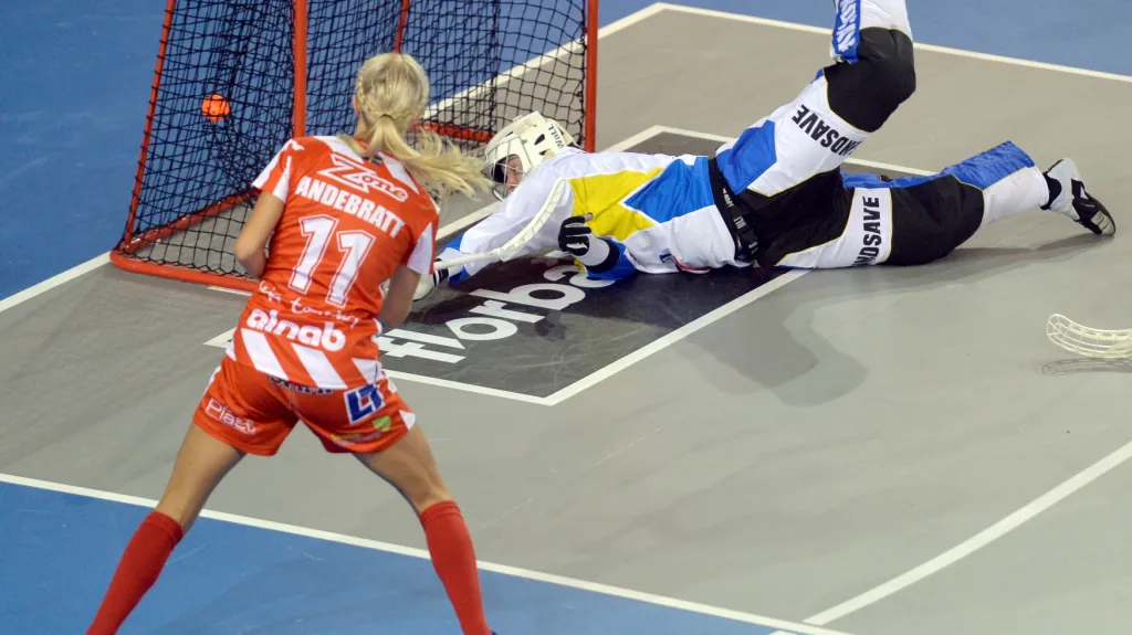 Lisa Andebrattová z Pixba střílí třetí branku ve finále Czech Open