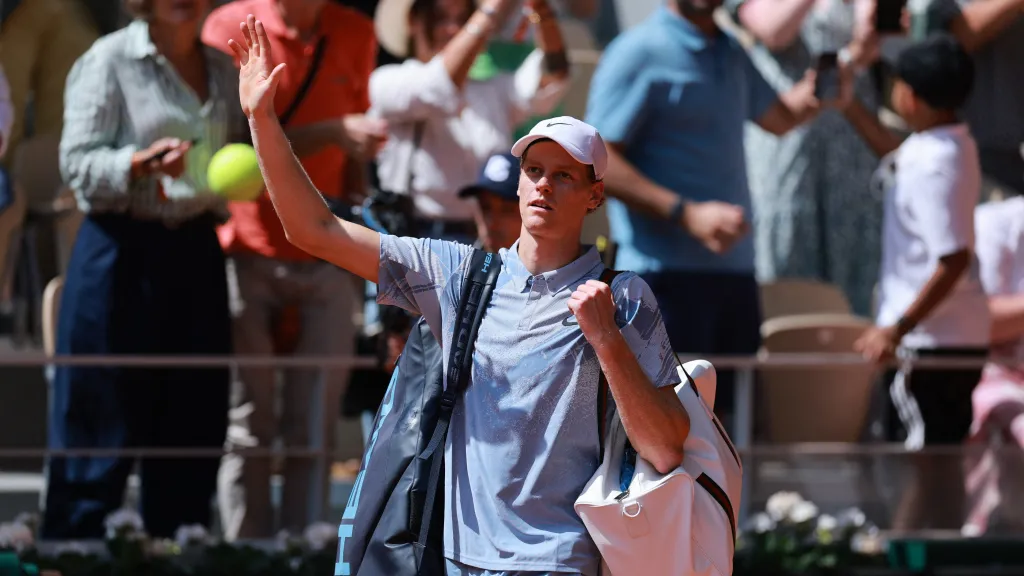 Jannik Sinner vypadl na Roland Garros ve 2. kole