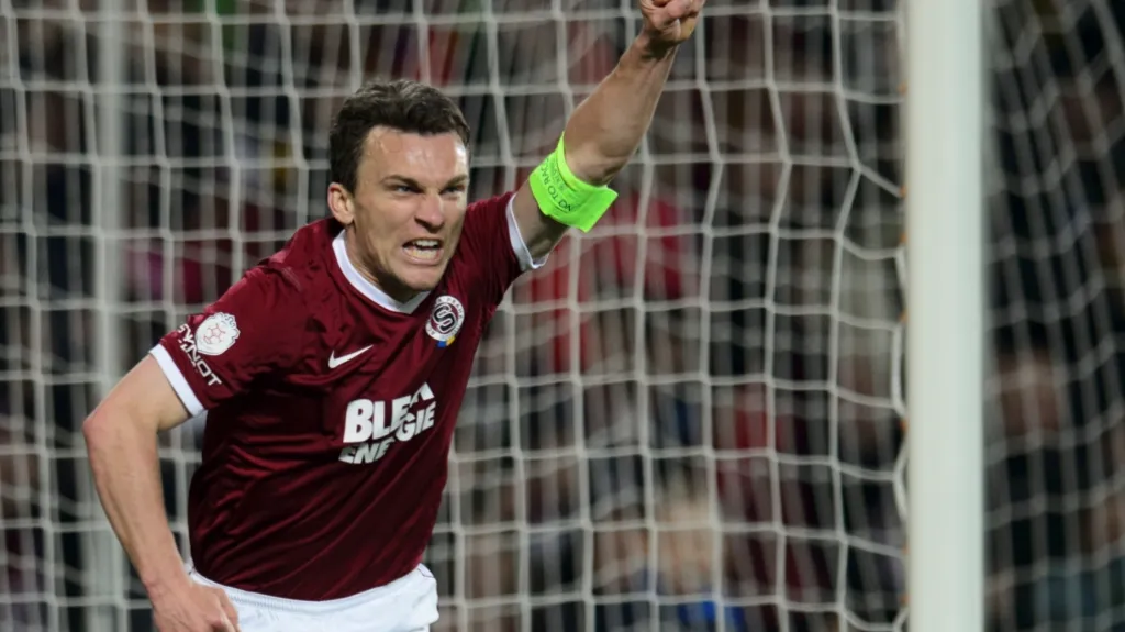 David Lafata vyrovnává v derby na 1:1