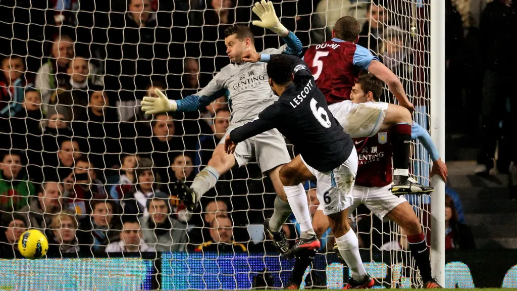 Lescott střílí gól proti Aston Ville