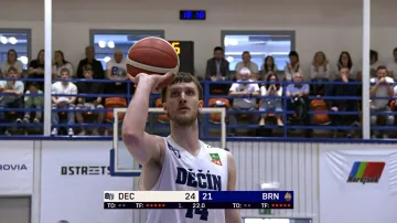 Unikátní trestné hody Petra Macháče jednoruč a závěr první čtvrtiny