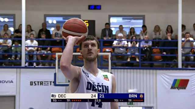 Unikátní trestné hody Petra Macháče jednoruč a závěr první čtvrtiny