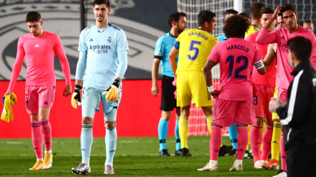 Posmutnělí hráči Realu Madrid po nečekané porážce od Cádizu