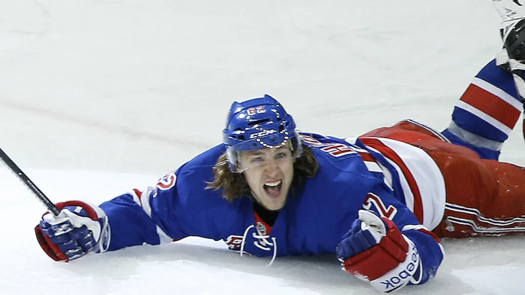 Carl Hagelin slaví vítěznou branku