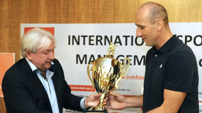 Jan Koller přebírá od Pavla Pasky pohár za spolupráci