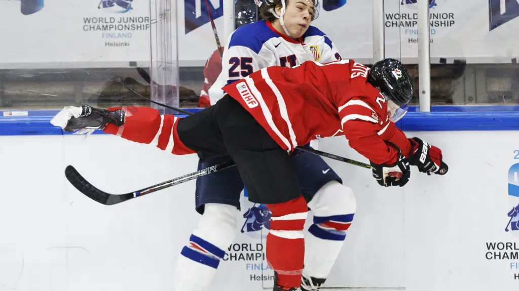 Joe Hicketts z dvacítky Kanady atakuje Američana Charlieho McAvoye Jr.