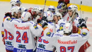 Hráči Českých Budějovic se radují po výhře nad Mladou Boleslaví