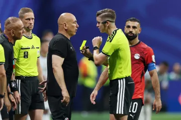 Egyptský trenér Husam Hasan v rozhovoru s rozhodčím Francoisem Letexierem