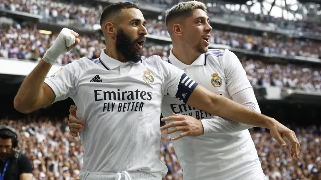 Karim Benzema a Federico Valverde oslavují gól v El Clásicu