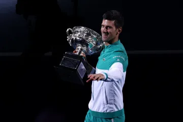 Novak Djokovič s trofejí pro vítěze Australian Open
