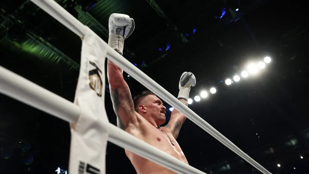 Oleksandr Usyk slaví vítězství