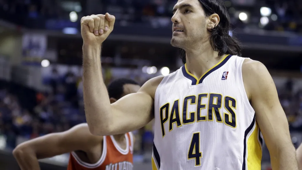 Argentinec Luis Scola slaví výhru Indiany