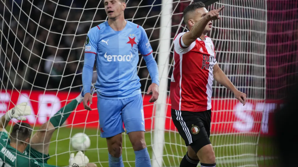 Brian Linssen z Feyenoordu se raduje z gólu v síti Slavie