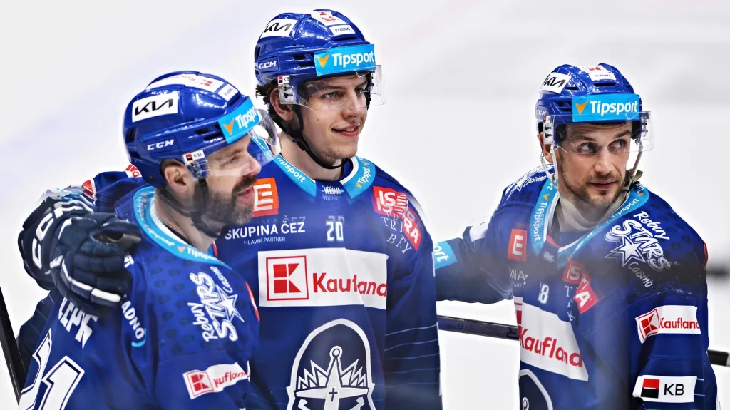 Jaromír Pytlík (uprostřed) slaví branku se spoluhráči