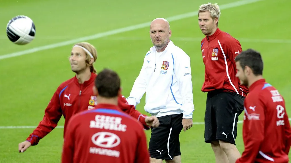 Trenér Petr Bílek vede trénink