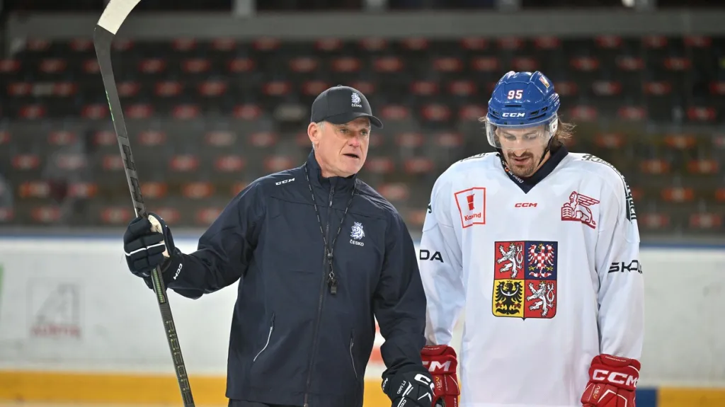 Trenér české reprezentace Radim Rulík s útočníkem Danielem Voženílkem