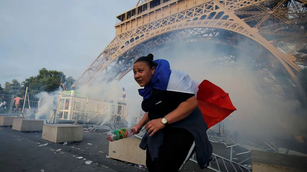 Francouzská fanynka pod Eiffelovou věží