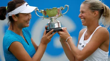 Vítězky čtyřhry Andrea Hlaváčková a Pcheng Šuaj