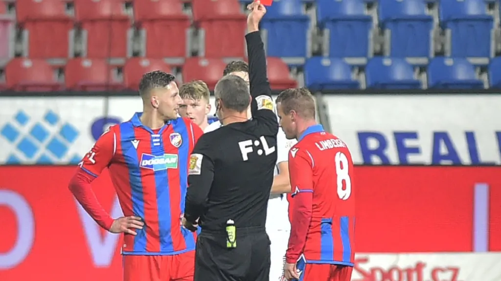 Filip Kaša inkasuje červenou kartu