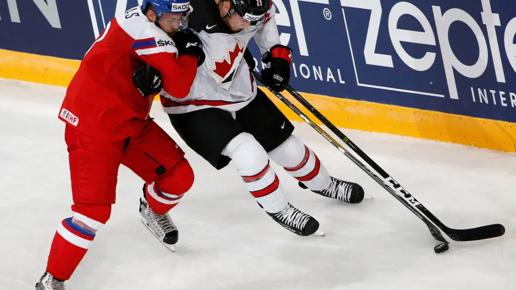 Radko Gudas (vlevo) v souboji s Natem Mackinnonem z Kanady