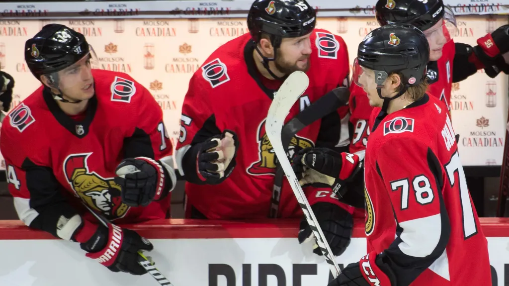 Filip Chlapík slaví gól se spoluhráči z Ottawy