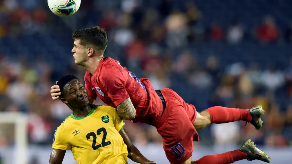 Christian Pulisic hlavičkuje Devona Williamse