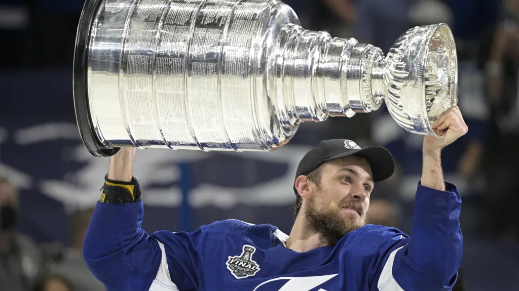 Jan Rutta se svým druhým Stanley Cupem