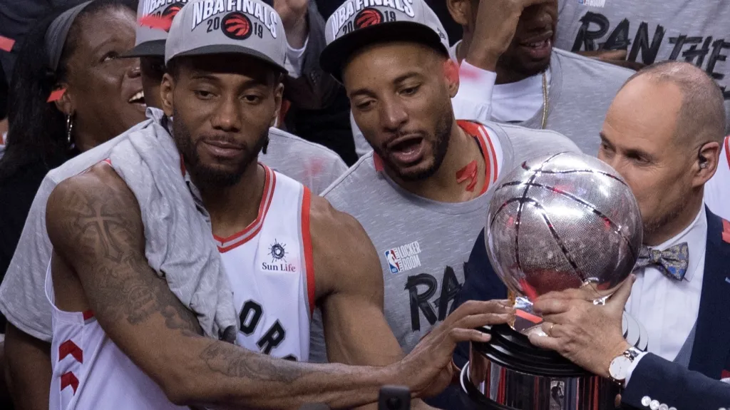 Hráči Toronta s trofejí pro vítěze Východní konference NBA