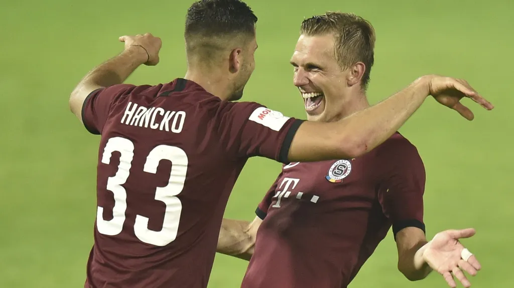 Bořek Dočkal slaví s Dávidem Hanckem