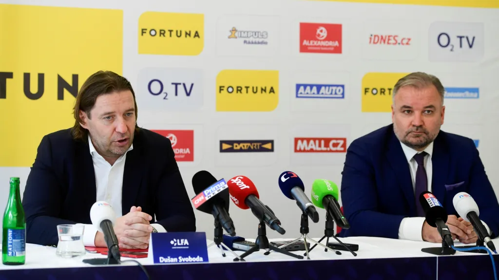 Předseda Ligové fotbalové asociace (LFA) Dušan Svoboda (vlevo) a výkonný ředitel LFA Tomáš Bárta (vpravo)