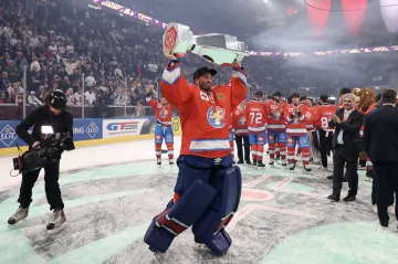 Šimon Hrubec s trofejí pro vítěze Ligy mistrů