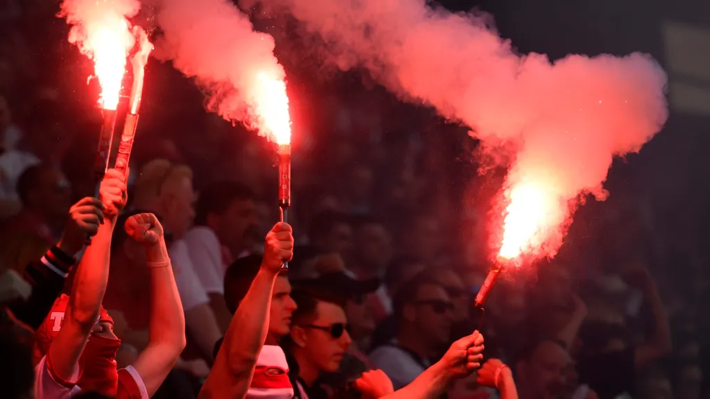 Fanoušci Slavie s dýmovnicemi