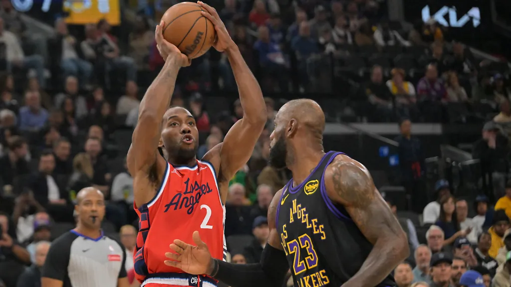 Kawhi Leonard a LeBron James v utkání Clippers a Lakers