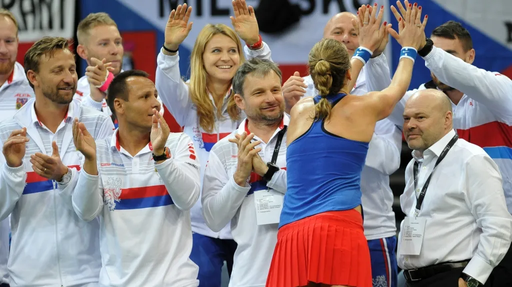 Petra Kvitová se raduje s českým týmem po vítězství v utkání Fed Cupu