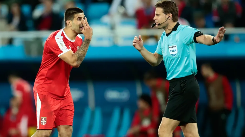 Neoblomný sudí Felix Brych v zápase Srbsko - Švýcarsko