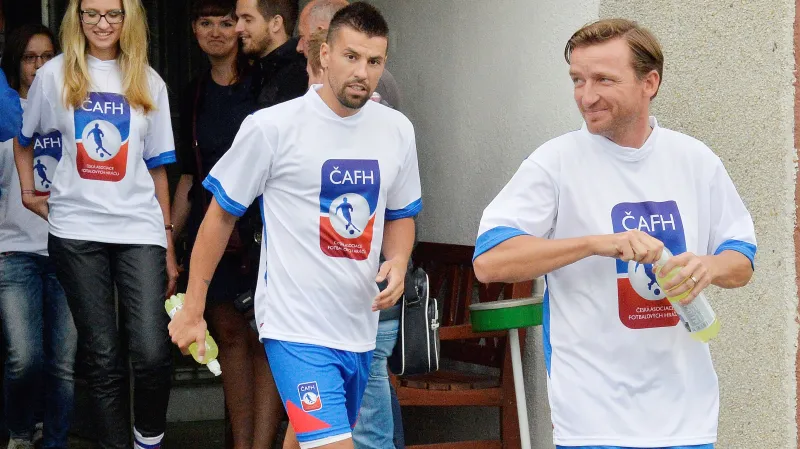 Milan Baroš a Vladimír Šmicer, za nimi zakladatelka hráčské asociace Markéta Haindlová