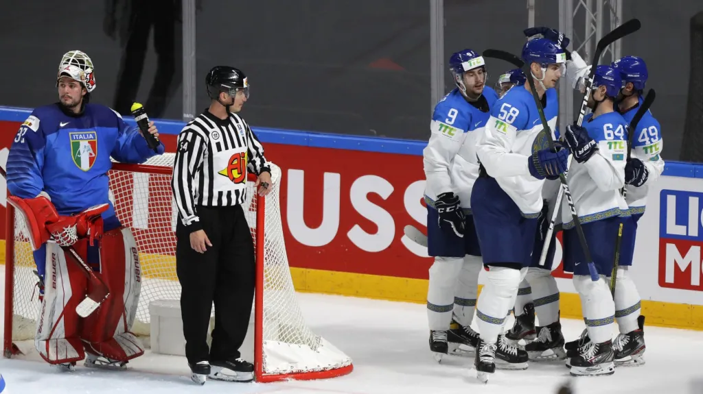 Hokejisté Kazachstánu oslavují gól v utkání proti Itálii