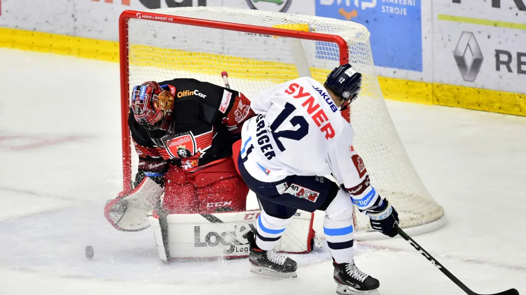 Útočník Liberce Dávid Gríger v nájezdu proti hradeckému Marku Mazancovi