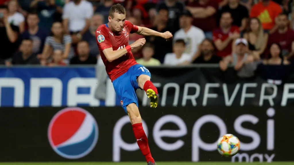 Jakub Jankto střílí gól