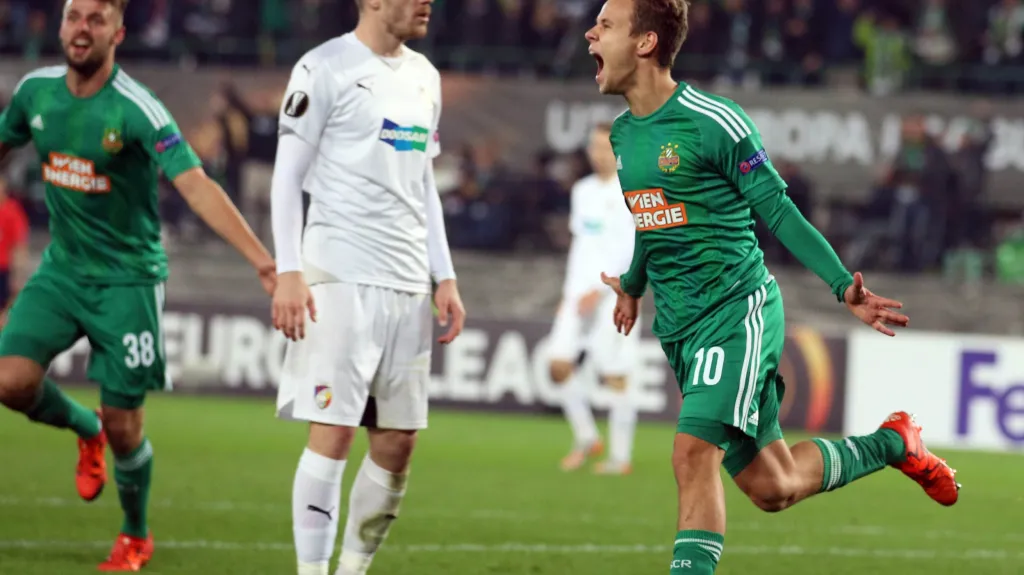 Fotbalisté Rapidu Vídeň se radují po vstřelené brance