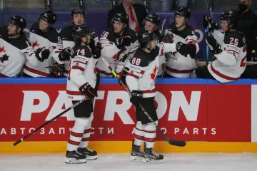 Andrew Mangiapane (č. 88) oslavuje jednu z gólových tref