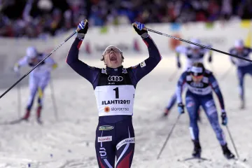 Norka Maiken Caspersen Fallaová se raduje z vítězství ve sprintu na MS