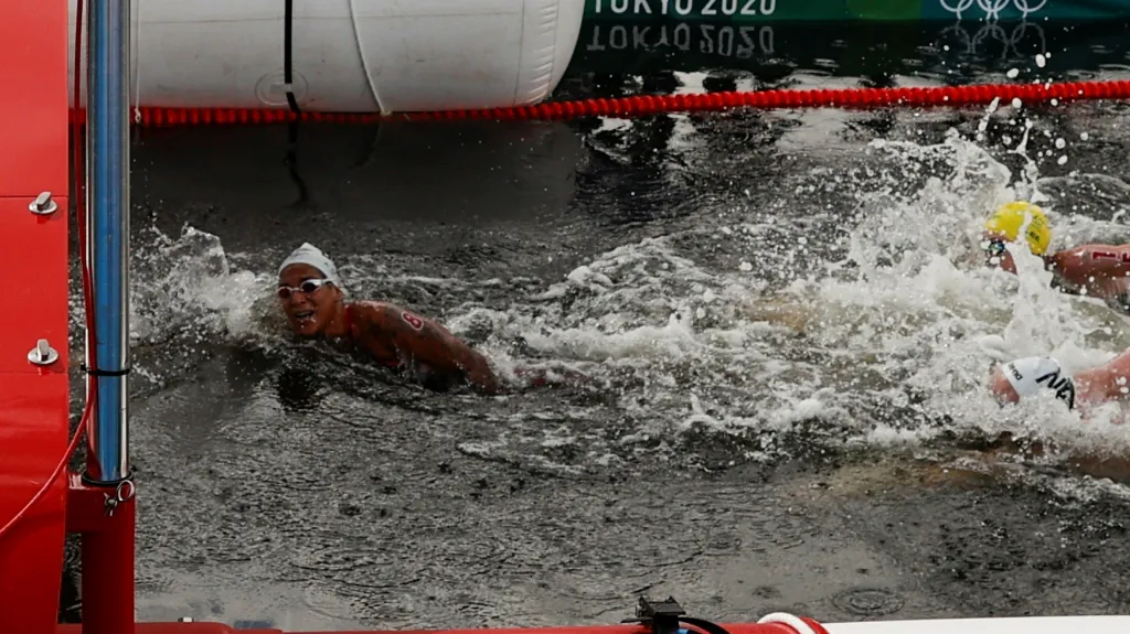 Dálková plavkyně Ana Marcela Cunhaová v cíli olympijského závodu