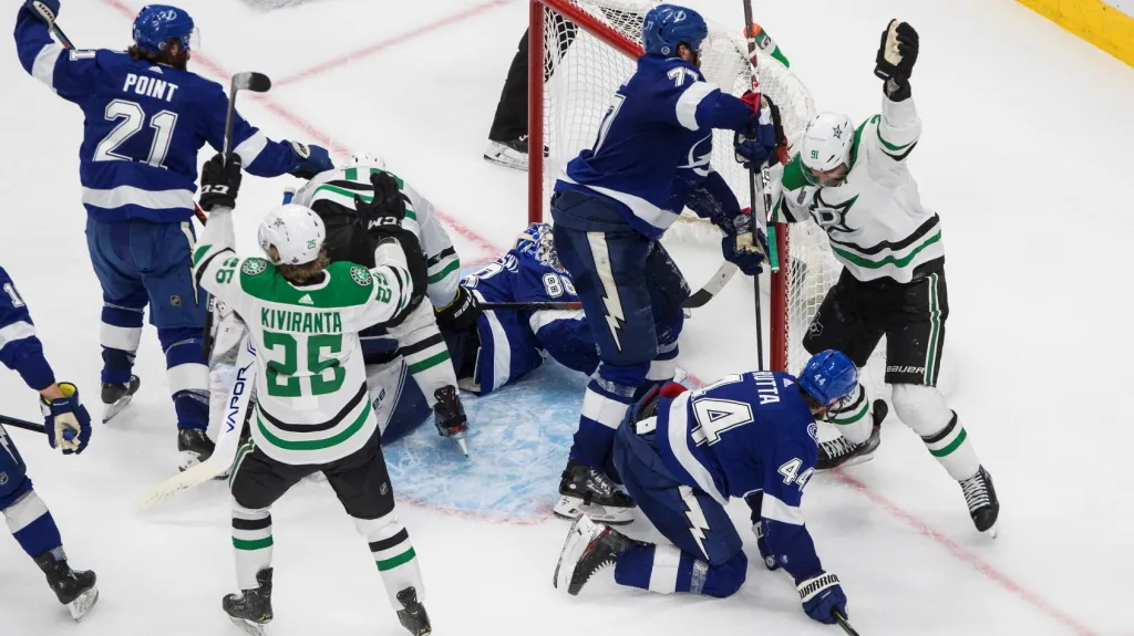 Hokejisté Dallasu se radují  z gólu v síti Tampy Bay