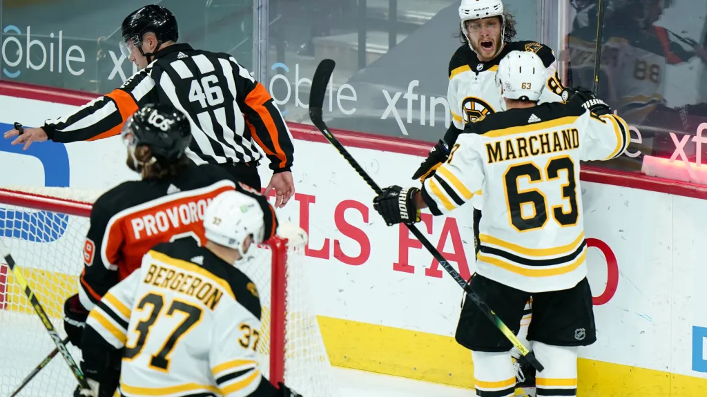 David Pastrňák se raduje se spoluhráči z útoku