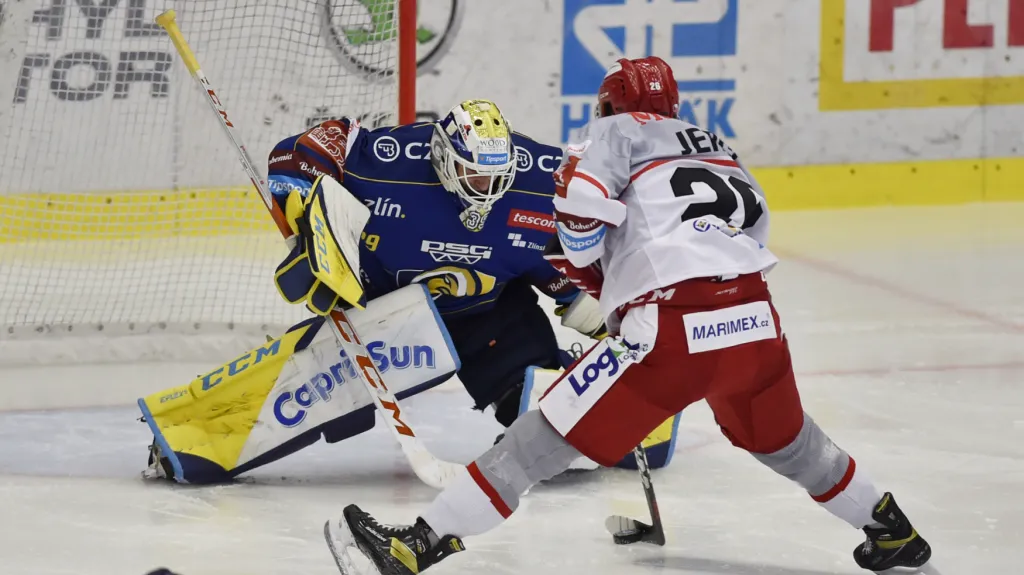 Aleš Jergl při gólovém zakončení proti Liboru Kašíkovi