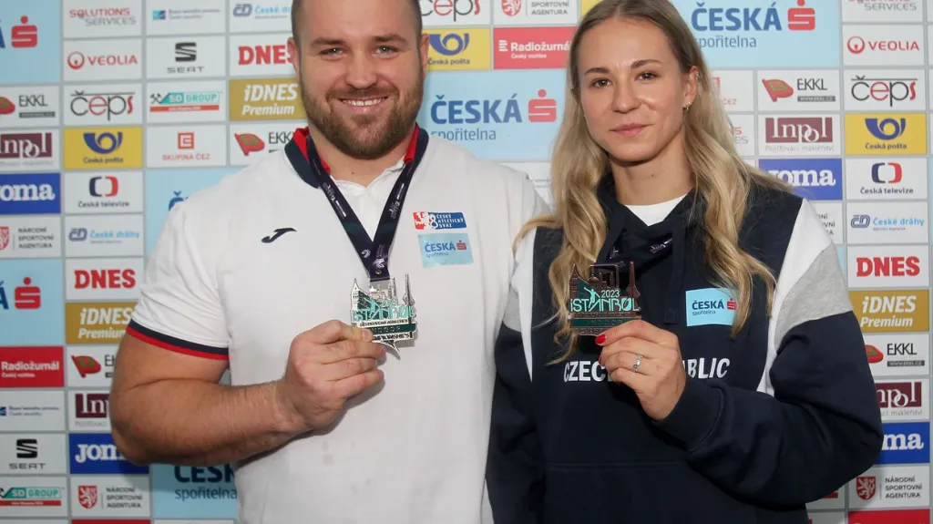 Tomáš Staněk a Amálie Švábíková s medailemi z HME
